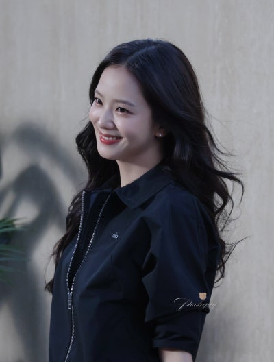 Seriously, she is the Kim Tae-hee of the idol world..🤍 An update on the visuals of the angelic Jisoo at the Hong Kong Allo Pop-up, whose beauty and personality have remained consistent for 10 years🪽