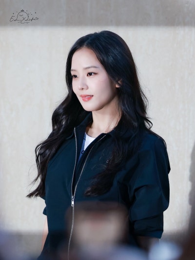 Seriously, she is the Kim Tae-hee of the idol world..🤍 An update on the visuals of the angelic Jisoo at the Hong Kong Allo Pop-up, whose beauty and personality have remained consistent for 10 years🪽