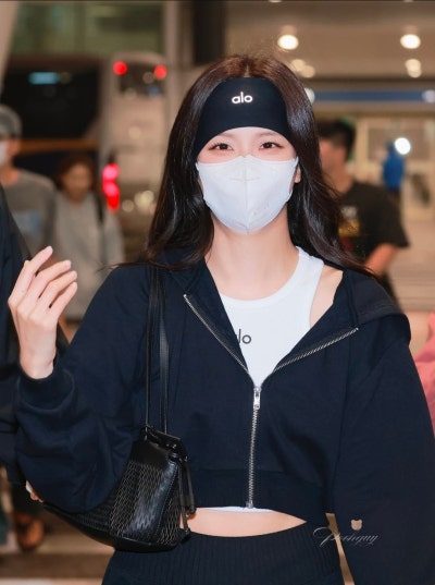 Seriously, she is the Kim Tae-hee of the idol world..🤍 An update on the visuals of the angelic Jisoo at the Hong Kong Allo Pop-up, whose beauty and personality have remained consistent for 10 years🪽
