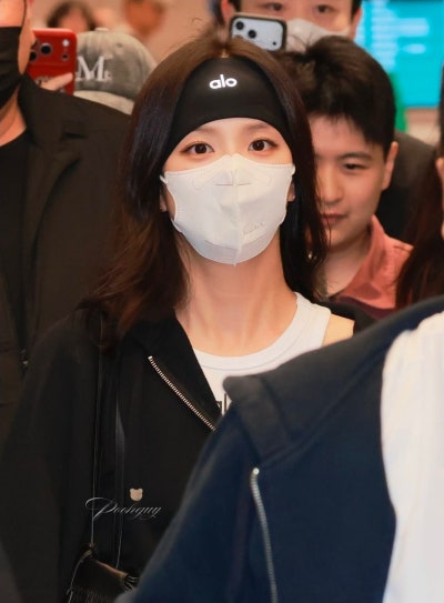 Seriously, she is the Kim Tae-hee of the idol world..🤍 An update on the visuals of the angelic Jisoo at the Hong Kong Allo Pop-up, whose beauty and personality have remained consistent for 10 years🪽