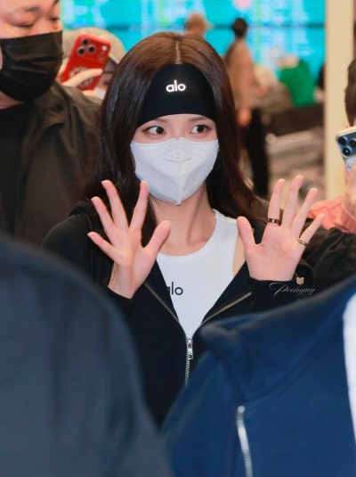 Seriously, she is the Kim Tae-hee of the idol world..🤍 An update on the visuals of the angelic Jisoo at the Hong Kong Allo Pop-up, whose beauty and personality have remained consistent for 10 years🪽