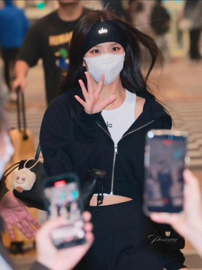 Seriously, she is the Kim Tae-hee of the idol world..🤍 An update on the visuals of the angelic Jisoo at the Hong Kong Allo Pop-up, whose beauty and personality have remained consistent for 10 years🪽