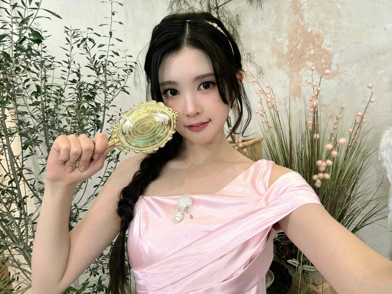 Seriously, where did the monkey go... Her goddess beauty has truly exploded👑, an update on Eina's visuals from the Nol Festival—she's already become a grown woman just two months away from turning twenty🤍
