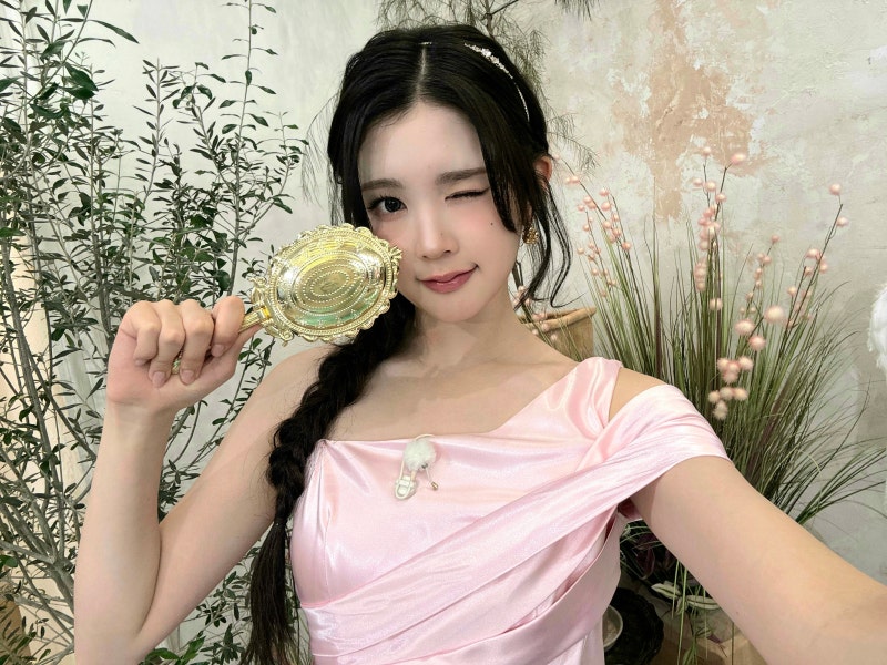 Seriously, where did the monkey go... Her goddess beauty has truly exploded👑, an update on Eina's visuals from the Nol Festival—she's already become a grown woman just two months away from turning twenty🤍
