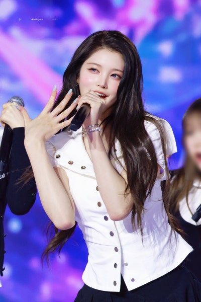 Seriously, where did the monkey go... Her goddess beauty has truly exploded👑, an update on Eina's visuals from the Nol Festival—she's already become a grown woman just two months away from turning twenty🤍