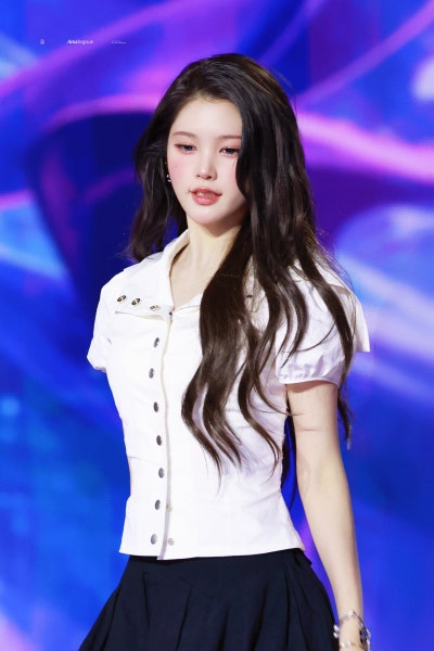 Seriously, where did the monkey go... Her goddess beauty has truly exploded👑, an update on Eina's visuals from the Nol Festival—she's already become a grown woman just two months away from turning twenty🤍