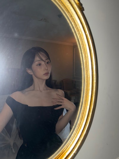 Seriously, where did the joke bear go...? She's become a skinny goddess🖤, Sexy Vampire Haewon's decadent charm really explodes in this Nol Festival visual🧛🏻♀️
