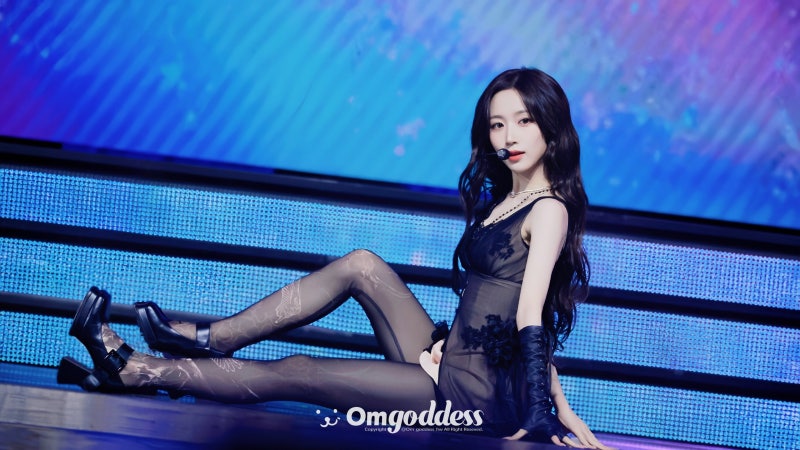 Seriously, where did the joke bear go...? She's become a skinny goddess🖤, Sexy Vampire Haewon's decadent charm really explodes in this Nol Festival visual🧛🏻♀️
