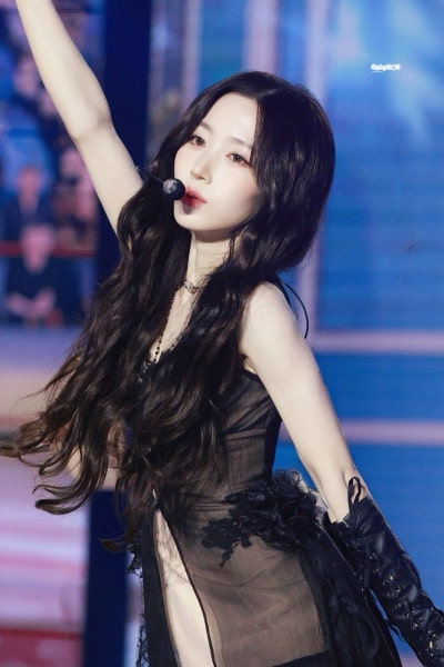 Seriously, where did the joke bear go...? She's become a skinny goddess🖤, Sexy Vampire Haewon's decadent charm really explodes in this Nol Festival visual🧛🏻♀️