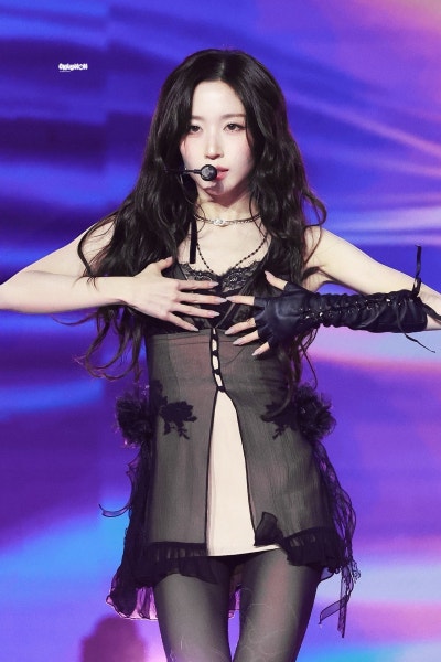 Seriously, where did the joke bear go...? She's become a skinny goddess🖤, Sexy Vampire Haewon's decadent charm really explodes in this Nol Festival visual🧛🏻♀️