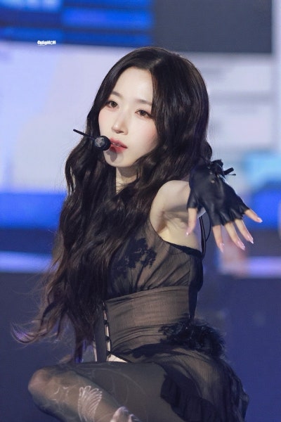 Seriously, where did the joke bear go...? She's become a skinny goddess🖤, Sexy Vampire Haewon's decadent charm really explodes in this Nol Festival visual🧛🏻♀️