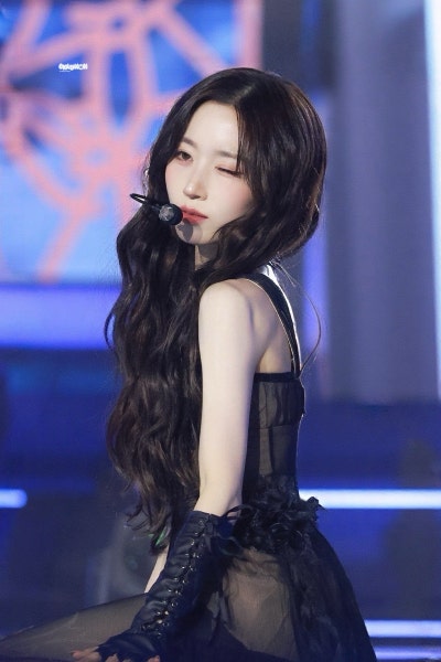Seriously, where did the joke bear go...? She's become a skinny goddess🖤, Sexy Vampire Haewon's decadent charm really explodes in this Nol Festival visual🧛🏻♀️