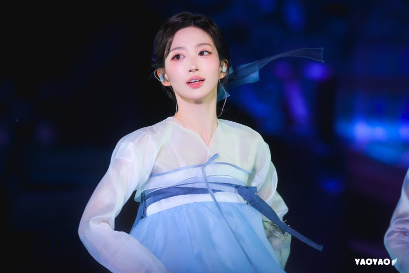 Seriously, where did the joke bear go...? She's become a skinny goddess🖤, Sexy Vampire Haewon's decadent charm really explodes in this Nol Festival visual🧛🏻♀️