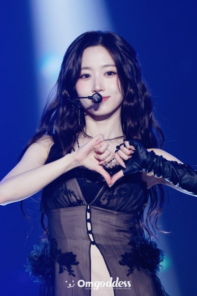Seriously, where did the joke bear go...? She's become a skinny goddess🖤, Sexy Vampire Haewon's decadent charm really explodes in this Nol Festival visual🧛🏻♀️