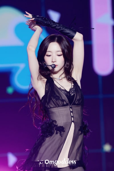 Seriously, where did the joke bear go...? She's become a skinny goddess🖤, Sexy Vampire Haewon's decadent charm really explodes in this Nol Festival visual🧛🏻♀️