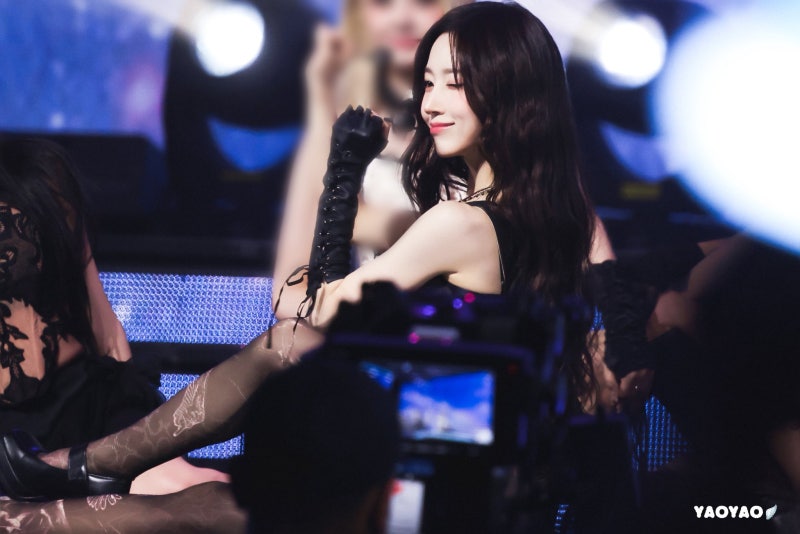 Seriously, where did the joke bear go...? She's become a skinny goddess🖤, Sexy Vampire Haewon's decadent charm really explodes in this Nol Festival visual🧛🏻♀️