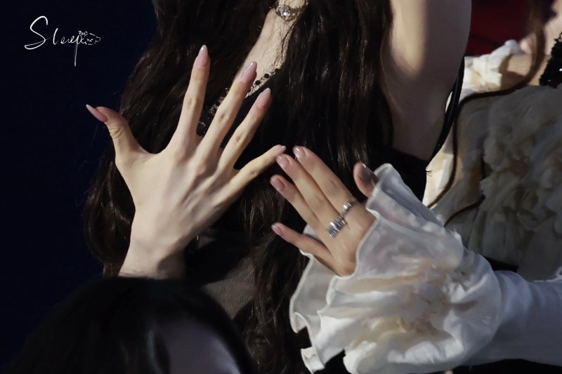 Seriously, where did the joke bear go...? She's become a skinny goddess🖤, Sexy Vampire Haewon's decadent charm really explodes in this Nol Festival visual🧛🏻♀️