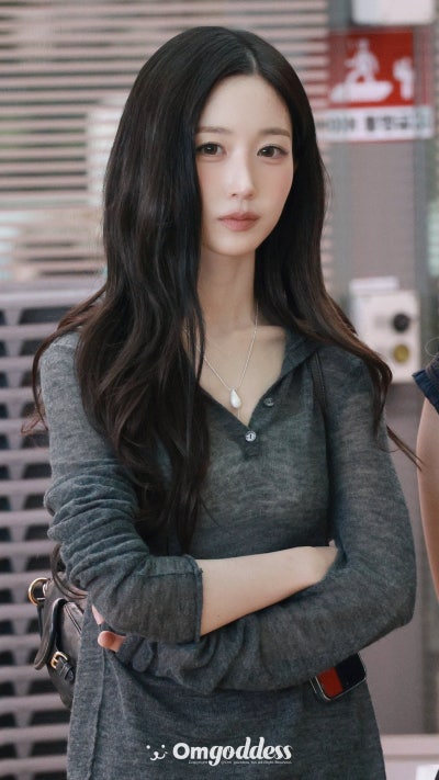 Seriously, where did the joke bear go...? She's become a skinny goddess🖤, Sexy Vampire Haewon's decadent charm really explodes in this Nol Festival visual🧛🏻♀️