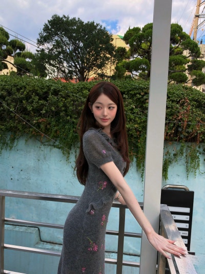 Seriously, looking like the super-beautiful youngest daughter of a flower shop..🌸 Jang Won-young’s Instagram visuals showing off her flower-like beauty in a floral knit dress🩶