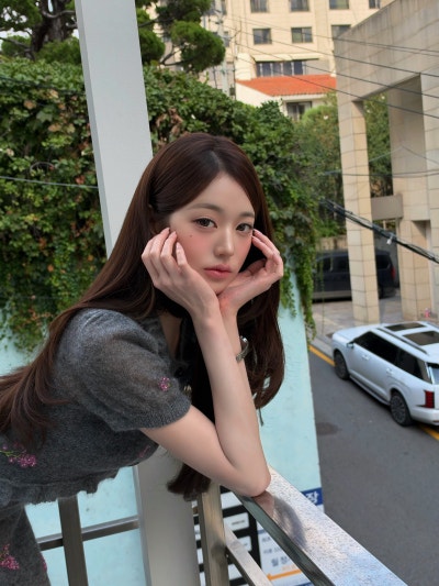 Seriously, looking like the super-beautiful youngest daughter of a flower shop..🌸 Jang Won-young’s Instagram visuals showing off her flower-like beauty in a floral knit dress🩶