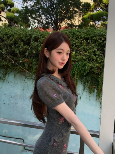 Seriously, looking like the super-beautiful youngest daughter of a flower shop..🌸 Jang Won-young’s Instagram visuals showing off her flower-like beauty in a floral knit dress🩶