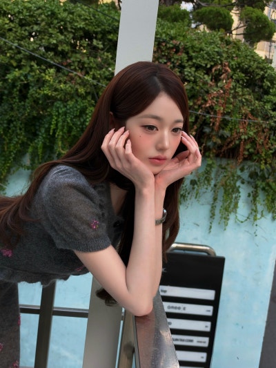 Seriously, looking like the super-beautiful youngest daughter of a flower shop..🌸 Jang Won-young’s Instagram visuals showing off her flower-like beauty in a floral knit dress🩶