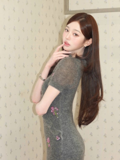 Seriously, looking like the super-beautiful youngest daughter of a flower shop..🌸 Jang Won-young’s Instagram visuals showing off her flower-like beauty in a floral knit dress🩶