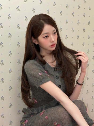Seriously, looking like the super-beautiful youngest daughter of a flower shop..🌸 Jang Won-young’s Instagram visuals showing off her flower-like beauty in a floral knit dress🩶