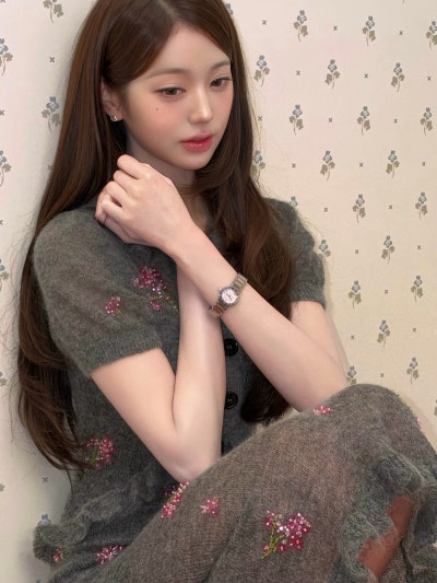 Seriously, looking like the super-beautiful youngest daughter of a flower shop..🌸 Jang Won-young’s Instagram visuals showing off her flower-like beauty in a floral knit dress🩶