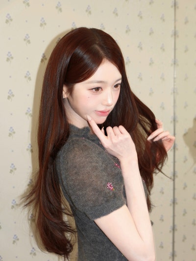 Seriously, looking like the super-beautiful youngest daughter of a flower shop..🌸 Jang Won-young’s Instagram visuals showing off her flower-like beauty in a floral knit dress🩶