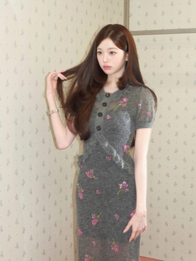 Seriously, looking like the super-beautiful youngest daughter of a flower shop..🌸 Jang Won-young’s Instagram visuals showing off her flower-like beauty in a floral knit dress🩶