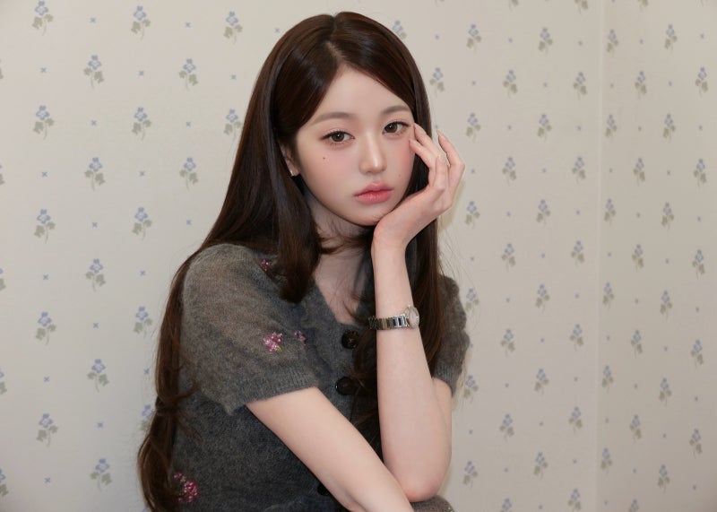 Seriously, looking like the super-beautiful youngest daughter of a flower shop..🌸 Jang Won-young’s Instagram visuals showing off her flower-like beauty in a floral knit dress🩶