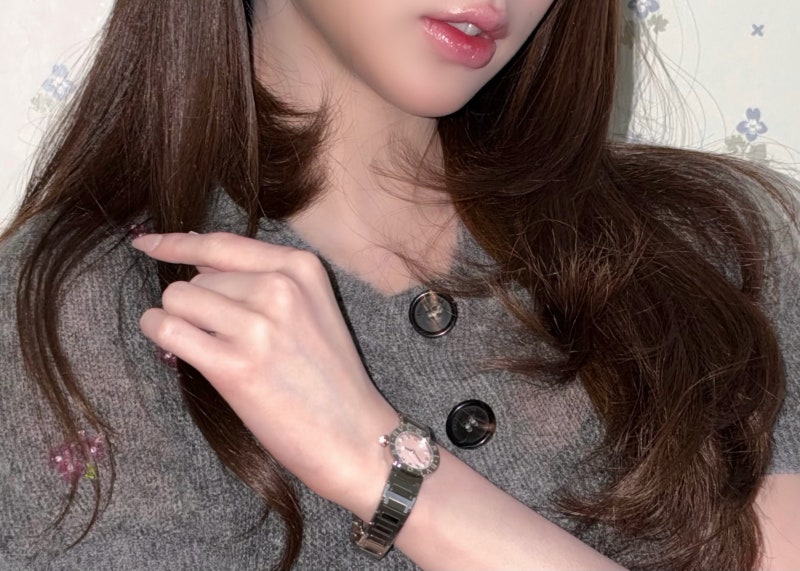 Seriously, looking like the super-beautiful youngest daughter of a flower shop..🌸 Jang Won-young’s Instagram visuals showing off her flower-like beauty in a floral knit dress🩶