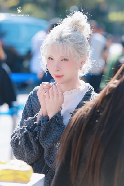 I thought short hair was the way to go...๐ But after transforming with long hair, 23-year-old Bayi has become a blonde elf princess. Her epic Inkigayo comeback visuals๐ง๐ปโ๏ธ