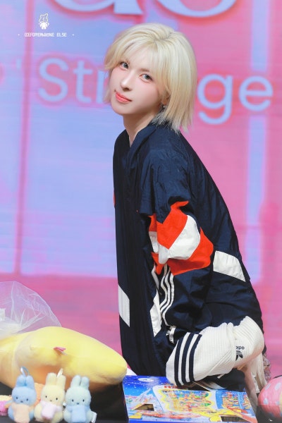 I thought short hair was the way to go...๐ But after transforming with long hair, 23-year-old Bayi has become a blonde elf princess. Her epic Inkigayo comeback visuals๐ง๐ปโ๏ธ