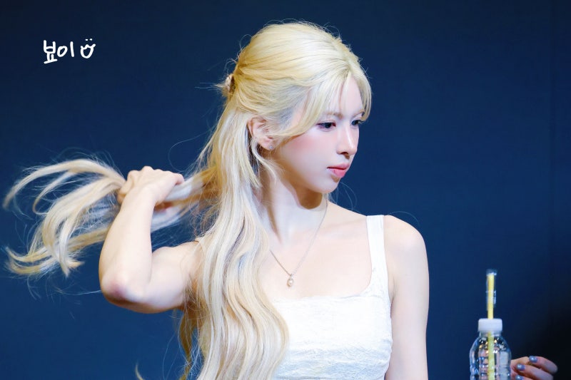 I thought short hair was the way to go...๐ But after transforming with long hair, 23-year-old Bayi has become a blonde elf princess. Her epic Inkigayo comeback visuals๐ง๐ปโ๏ธ