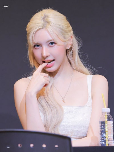 I thought short hair was the way to go...๐ But after transforming with long hair, 23-year-old Bayi has become a blonde elf princess. Her epic Inkigayo comeback visuals๐ง๐ปโ๏ธ