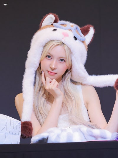 I thought short hair was the way to go...๐ But after transforming with long hair, 23-year-old Bayi has become a blonde elf princess. Her epic Inkigayo comeback visuals๐ง๐ปโ๏ธ