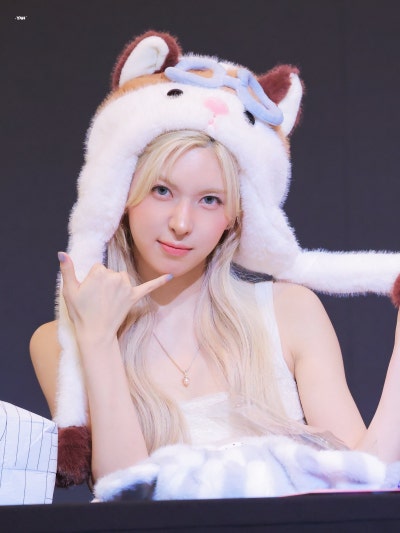 I thought short hair was the way to go...๐ But after transforming with long hair, 23-year-old Bayi has become a blonde elf princess. Her epic Inkigayo comeback visuals๐ง๐ปโ๏ธ
