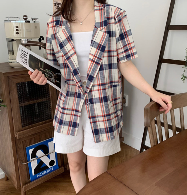 The Linen Jacket That Works Poolside, at the Cafe, and Everywhere Hot in Between