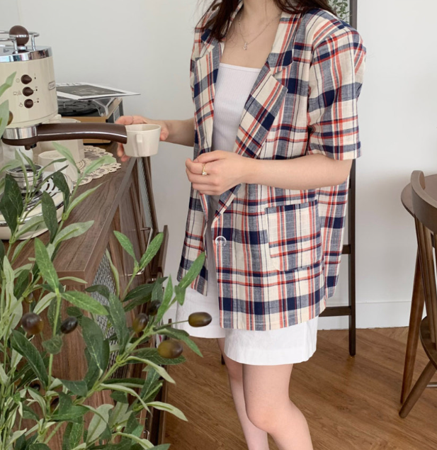 The Linen Jacket That Works Poolside, at the Cafe, and Everywhere Hot in Between