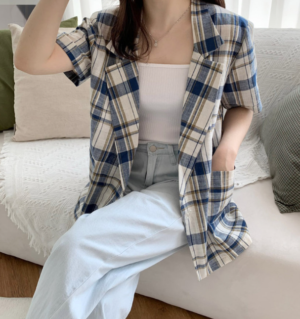 The Linen Jacket That Works Poolside, at the Cafe, and Everywhere Hot in Between