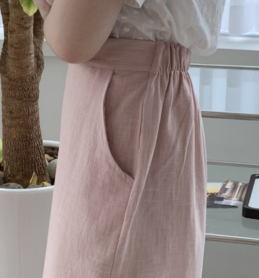 The Illusion That Takes 5 Years Off—Why Everyone With a Figure is Obsessed With H-Line Linen Skirts