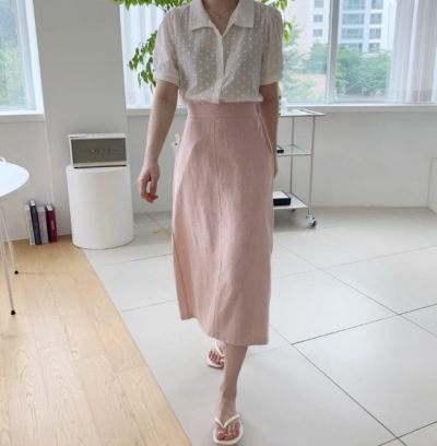 The Illusion That Takes 5 Years Off—Why Everyone With a Figure is Obsessed With H-Line Linen Skirts