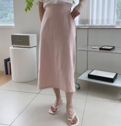 The Illusion That Takes 5 Years Off—Why Everyone With a Figure is Obsessed With H-Line Linen Skirts