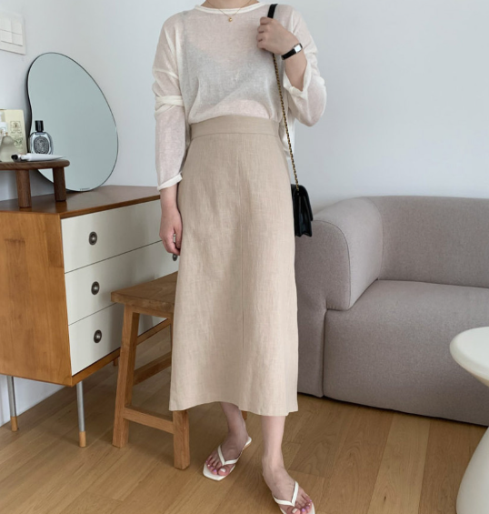 The Illusion That Takes 5 Years Off—Why Everyone With a Figure is Obsessed With H-Line Linen Skirts