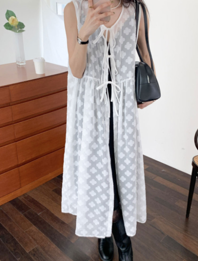 She threw a sheer overlay dress over a plain tee and suddenly looked magazine-styled — here's the trick
