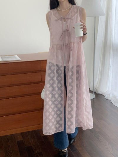 She threw a sheer overlay dress over a plain tee and suddenly looked magazine-styled — here's the trick