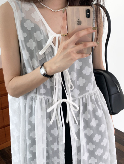 She threw a sheer overlay dress over a plain tee and suddenly looked magazine-styled — here's the trick