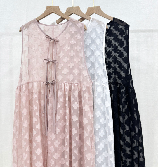 She threw a sheer overlay dress over a plain tee and suddenly looked magazine-styled — here's the trick